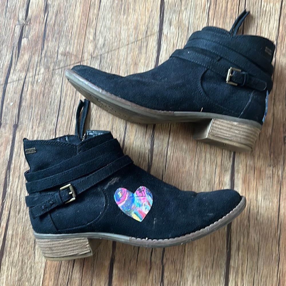 Size 8.5 Black + Graffiti Roxy Booties